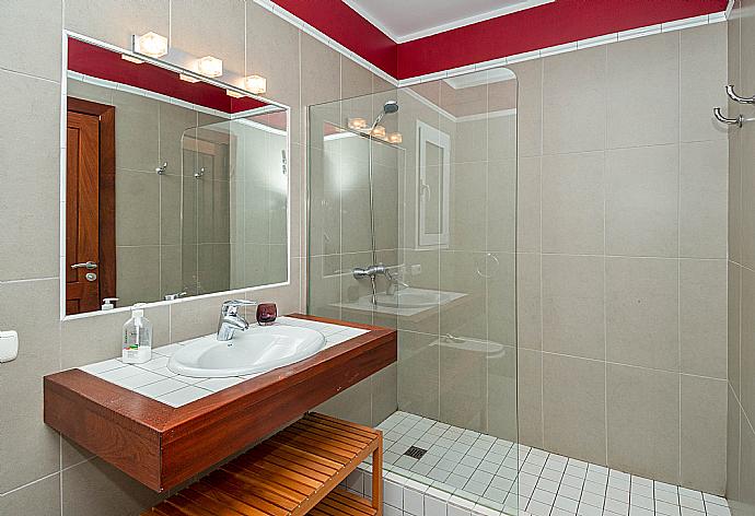 Bathroom with shower . - Villa Palmera . (Galleria fotografica) }}