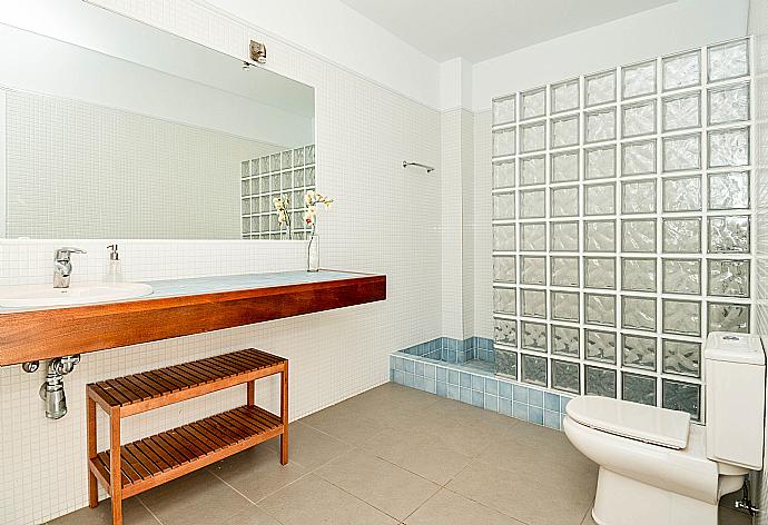 Bathroom with shower . - Villa Palmera . (Fotogalerie) }}