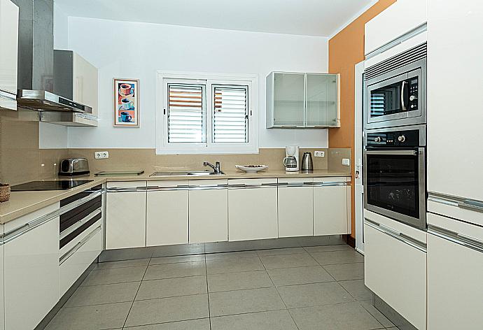 Equipped kitchen  . - Villa Palmera . (Galerie de photos) }}