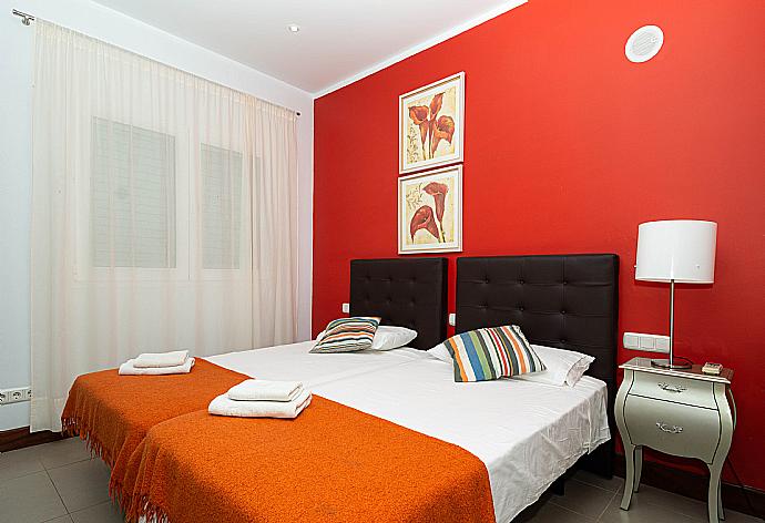 Air-conditioned twin bedroom  . - Villa Palmera . (Fotogalerie) }}