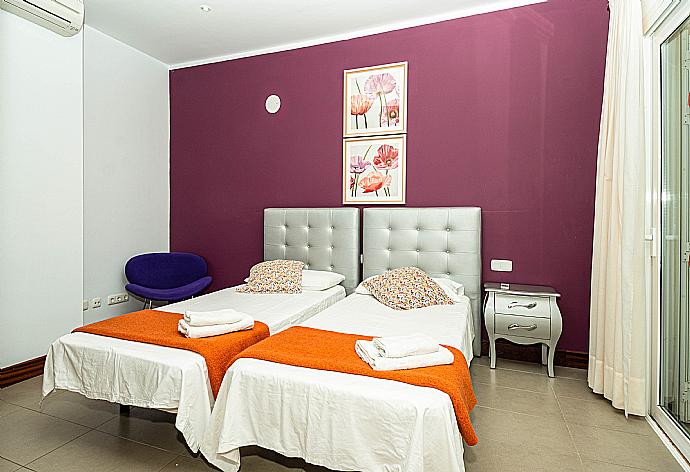 Air-conditioned twin bedroom  with en-suite bathroom and terrace access . - Villa Palmera . (Fotogalerie) }}