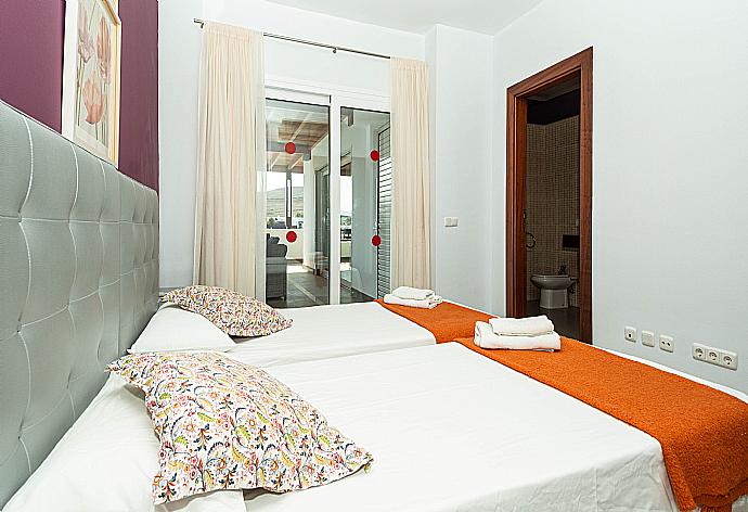 Air-conditioned twin bedroom  with en-suite bathroom and terrace access . - Villa Palmera . (Galleria fotografica) }}