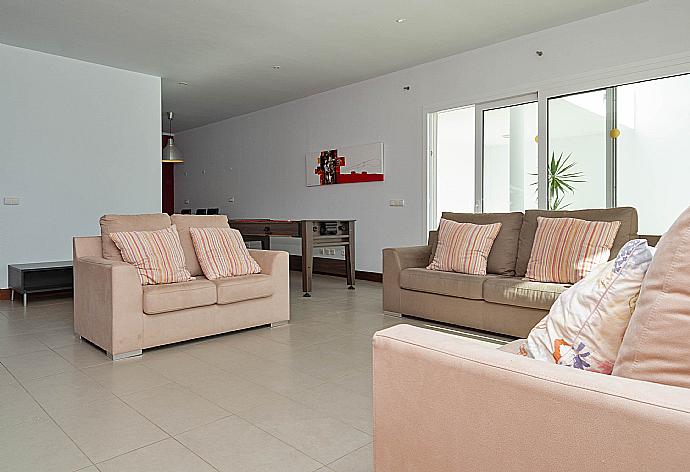 Living room with TV with pool area access . - Villa Palmera . (Fotogalerie) }}