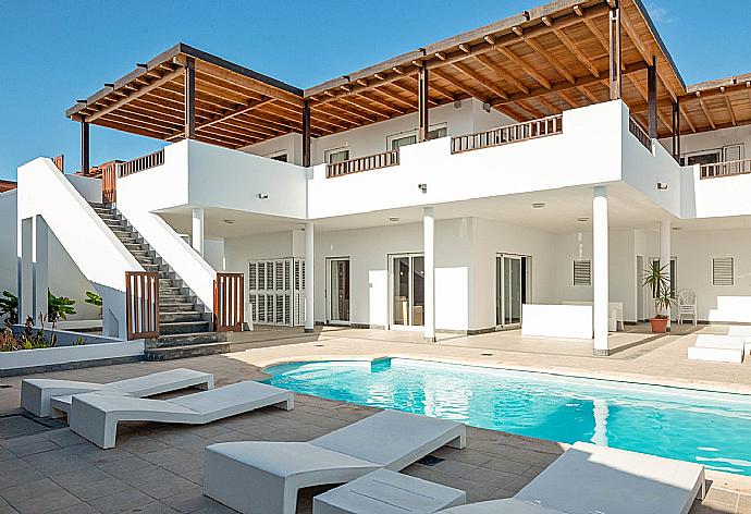 ,Beautiful villa with private pool,sunbeds, BBQ area ans sheltered patio . - Villa Palmera . (Galería de imágenes) }}