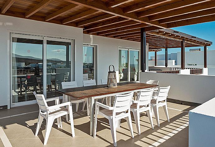 Sheltered terrace with dining area and beautiful views . - Villa Palmera . (Fotogalerie) }}