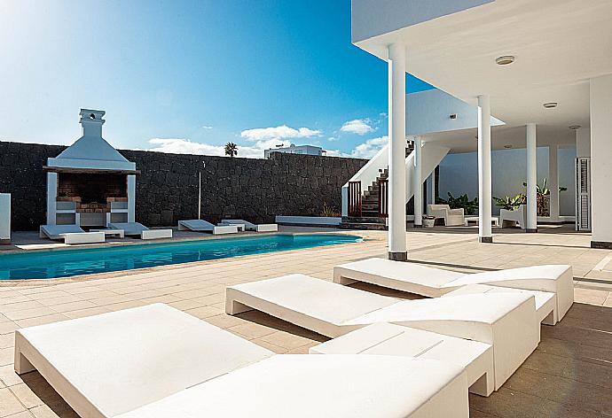 Beautiful villa with private pool,sunbeds, BBQ area ans sheltered patio . - Villa Palmera . (Galleria fotografica) }}