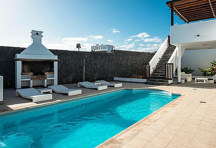 Beautiful villa with private pool,sunbeds, BBQ area ans sheltered patio . - Villa Palmera . (Galería de imágenes) }}