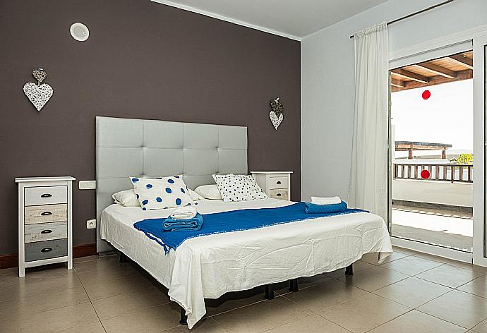 Double bedroom with terrace access . - Villa Palmera . (Photo Gallery) }}