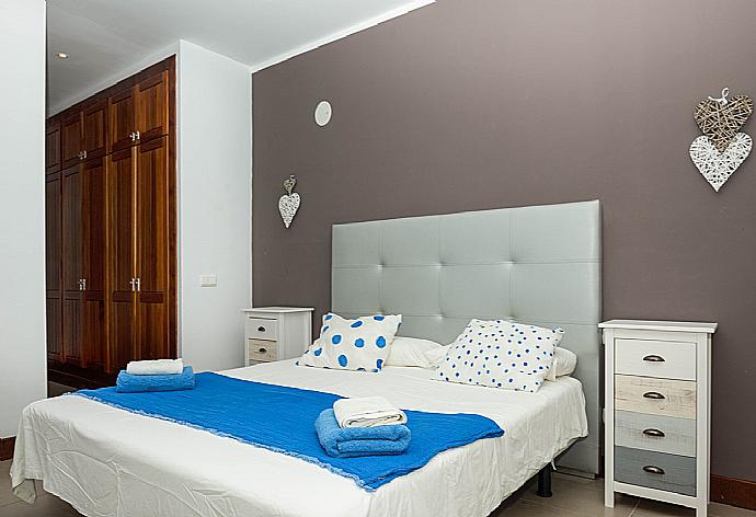 Double bedroom with terrace access . - Villa Palmera . (Galleria fotografica) }}