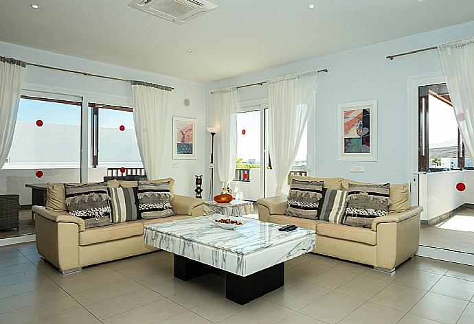Living room with TV and terrace access . - Villa Palmera . (Fotogalerie) }}