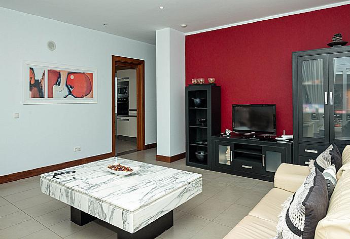 Living room with TV and terrace access . - Villa Palmera . (Galería de imágenes) }}