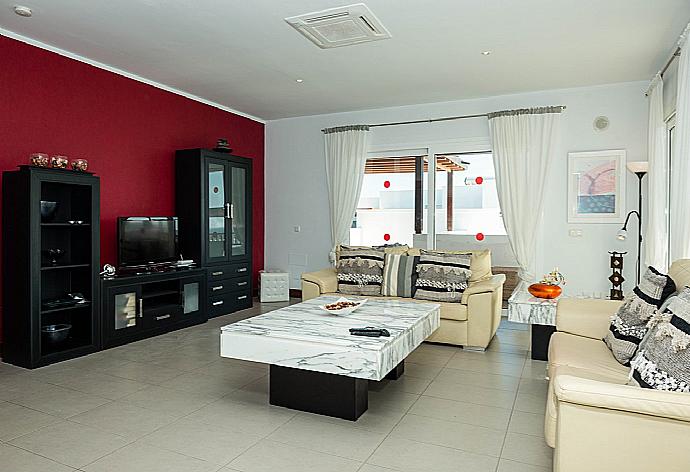 Living room with TV and terrace access . - Villa Palmera . (Galerie de photos) }}