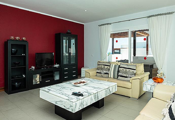 Living room with TV and terrace access . - Villa Palmera . (Galleria fotografica) }}