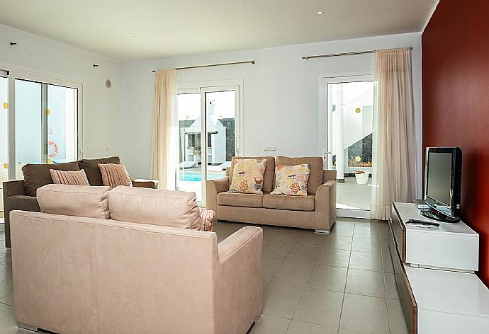 Living room with TV with pool area access . - Villa Palmera . (Galleria fotografica) }}