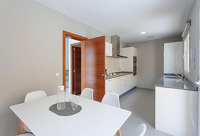 Kitchen with dining area  . - Villa Mariposas Uno . (Fotogalerie) }}