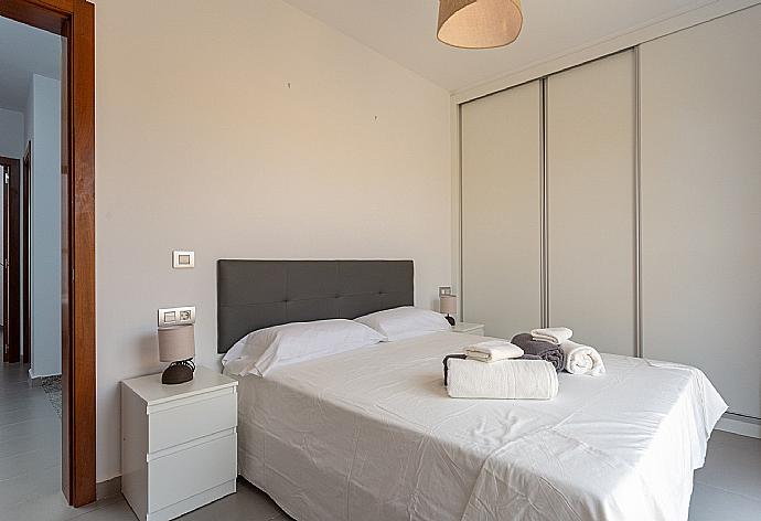 Double bedroom with A/C . - Villa Mariposas Uno . (Galerie de photos) }}