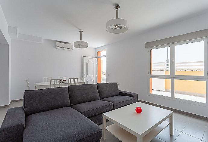 The Air Conditioned living room with sofas, WiFi Internet, Satellite TV and dining area. . - Villa Mariposas Dos . (Fotogalerie) }}