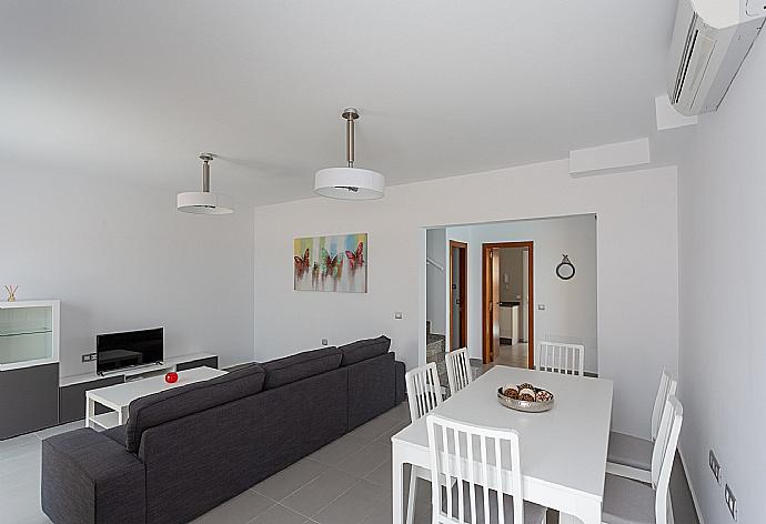 The Air Conditioned living room with sofas, WiFi Internet, Satellite TV and dining area. . - Villa Mariposas Dos . (Fotogalerie) }}