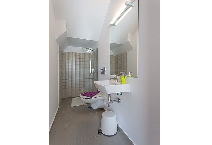 Family bathroom with shower. W/C. . - Villa Mariposas Dos . (Fotogalerie) }}