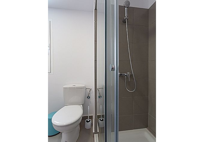 Family bathroom with shower. W/C. . - Villa Mariposas Dos . (Fotogalerie) }}