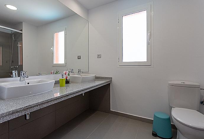 Family bathroom with shower. W/C. . - Villa Mariposas Tres . (Photo Gallery) }}