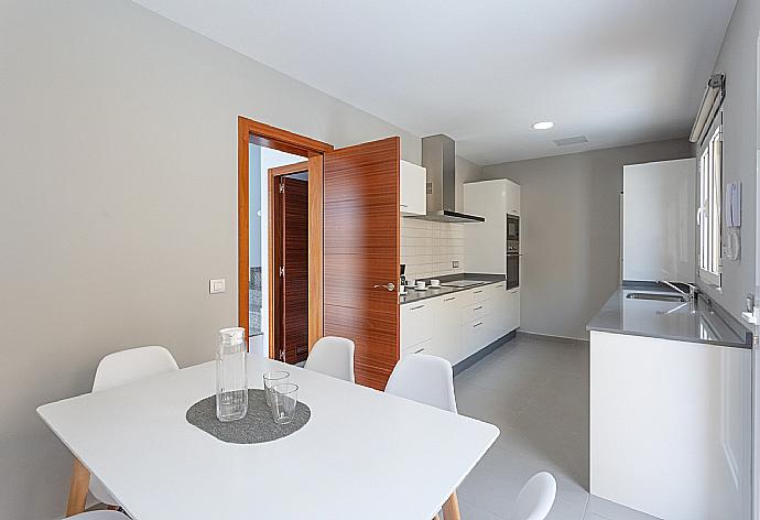 Kitchen with dining area and terrace access . - Villa Mariposas Cuatro . (Fotogalerie) }}