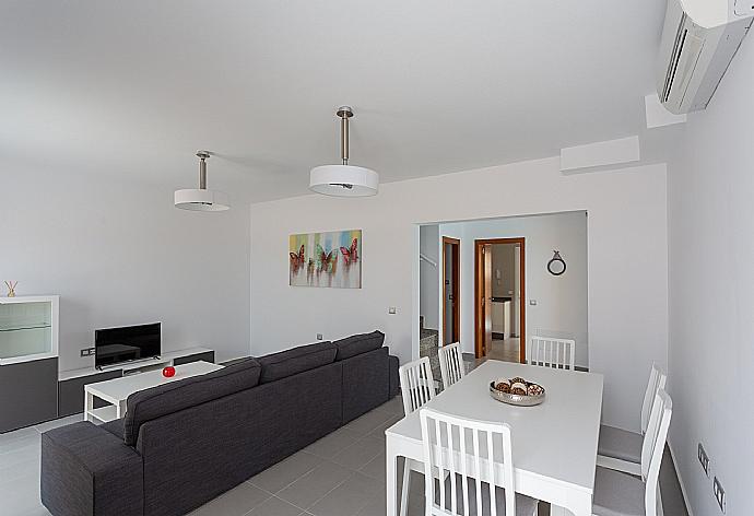 The Air Conditioned living room with sofas, WiFi Internet, Satellite TV and dining area. . - Villa Mariposas Cuatro . (Fotogalerie) }}