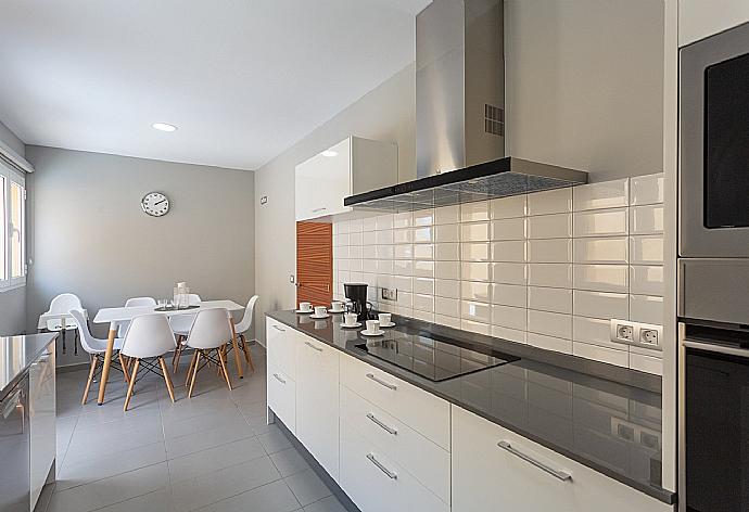 Kitchen with dining area . - Villa Mariposas Cuatro . (Galleria fotografica) }}