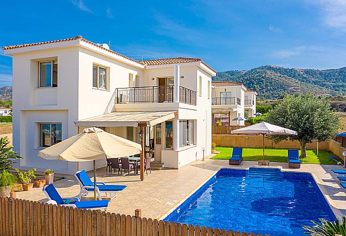 Beautiful villa with private pool and terrace with sea views . - Villa Seashore One . (Fotogalerie) }}