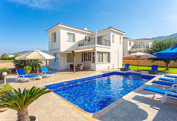 Beautiful villa with private pool and terrace with sea views . - Villa Seashore One . (Fotogalerie) }}