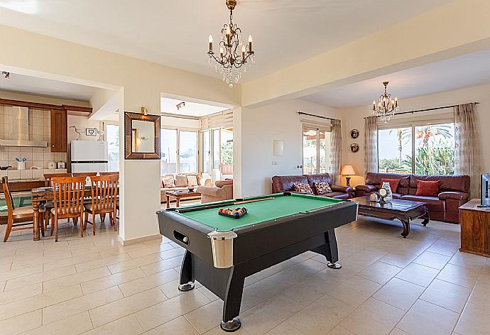 Open-plan living room with sofas, dining area, kitchen, pool table, WiFi internet, satellite TV, and pool terrace access . - Villa Seashore One . (Galleria fotografica) }}