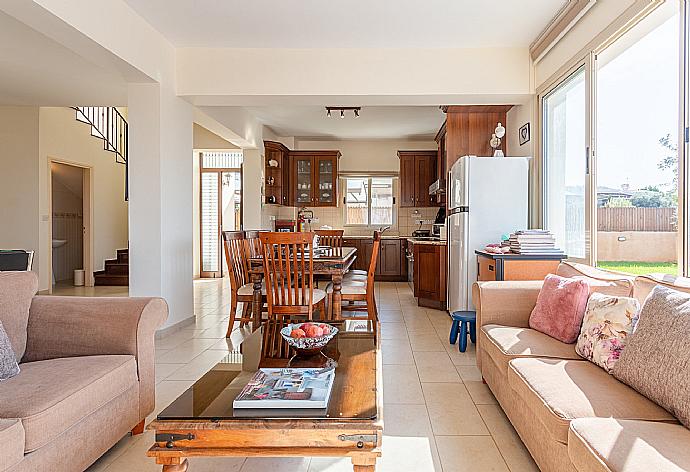 Open-plan living room with sofas, dining area, kitchen, pool table, WiFi internet, satellite TV, and pool terrace access . - Villa Seashore One . (Fotogalerie) }}