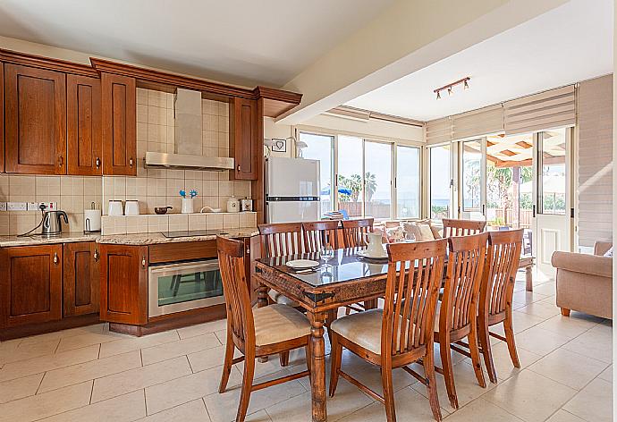 Open-plan living room with sofas, dining area, equipped kitchen, pool table, WiFi internet, satellite TV, and pool terrace access . - Villa Seashore One . (Galleria fotografica) }}