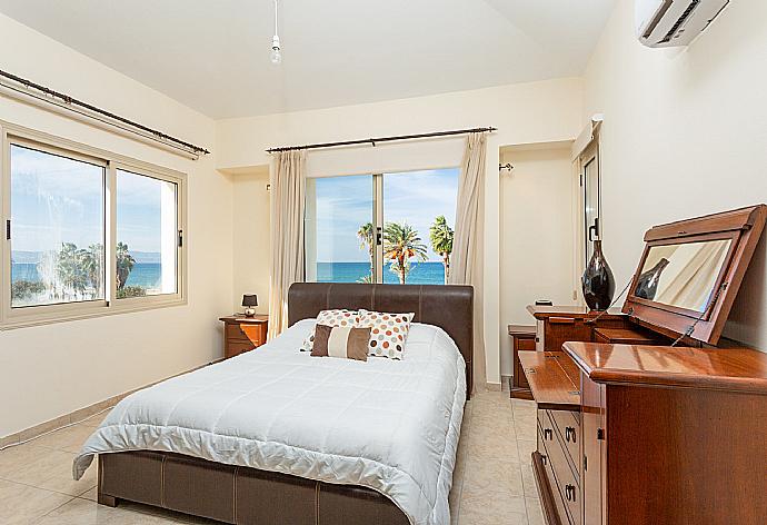 Double bedroom with en suite bathroom, A/C, and sea views . - Villa Seashore One . (Galería de imágenes) }}