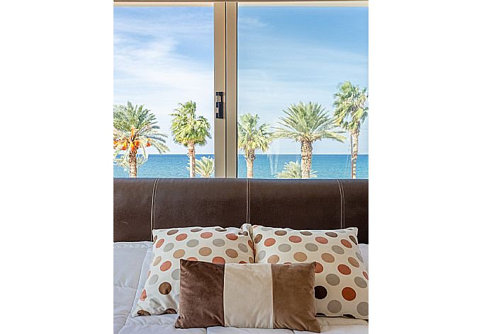 Double bedroom with en suite bathroom, A/C, and sea views . - Villa Seashore One . (Galleria fotografica) }}