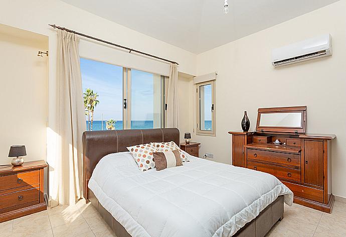 Double bedroom with en suite bathroom, A/C, and sea views . - Villa Seashore One . (Galerie de photos) }}