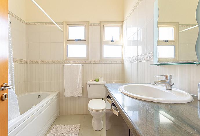 En suite bathroom with bath and shower . - Villa Seashore One . (Fotogalerie) }}