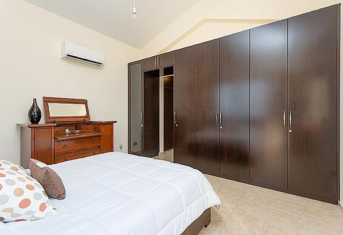 Double bedroom with en suite bathroom, A/C, and sea views . - Villa Seashore One . (Galleria fotografica) }}