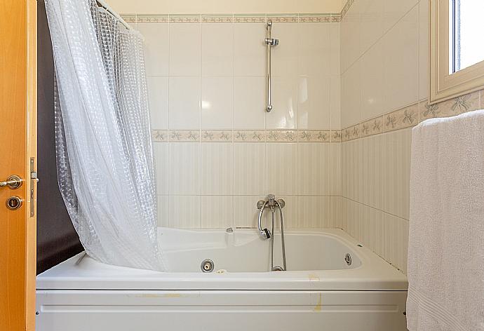 En suite bathroom with bath and shower . - Villa Seashore One . (Photo Gallery) }}