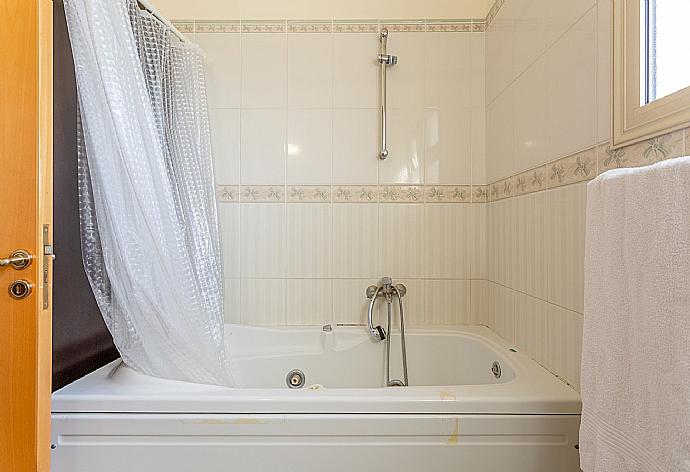 En suite bathroom with bath and shower . - Villa Seashore One . (Galerie de photos) }}