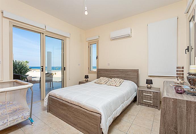 Double bedroom with en suite bathroom, A/C, and terrace access with sea views . - Villa Seashore One . (Galleria fotografica) }}