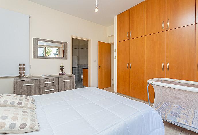 Double bedroom with en suite bathroom, A/C, and terrace access with sea views . - Villa Seashore One . (Fotogalerie) }}