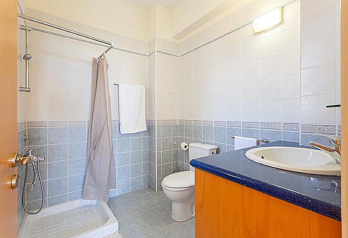 En suite bathroom with shower . - Villa Seashore One . (Photo Gallery) }}