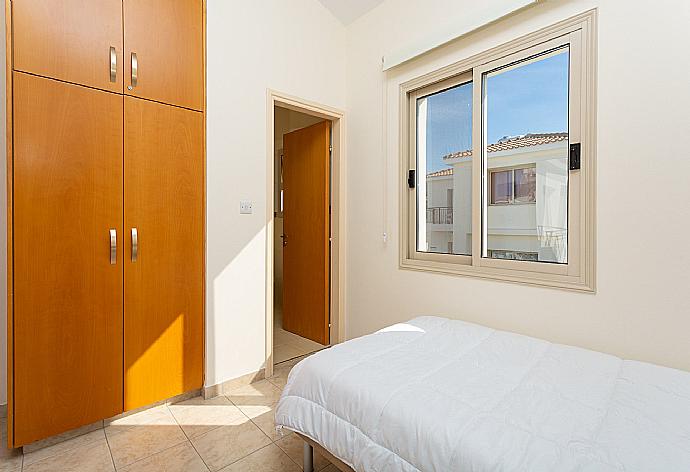 Twin bedroom with en suite bathroom, A/C, and balcony with sea views . - Villa Seashore One . (Галерея фотографий) }}