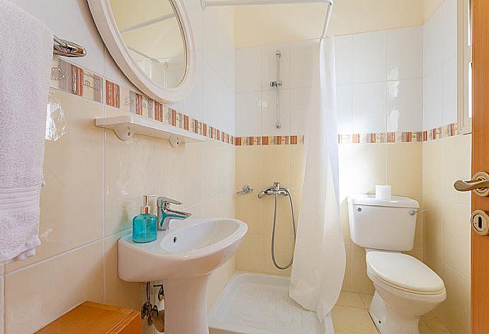 En suite bathroom with shower . - Villa Seashore One . (Fotogalerie) }}