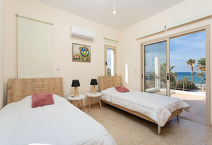 Twin bedroom with en suite bathroom, A/C, and balcony with sea views . - Villa Seashore One . (Galleria fotografica) }}