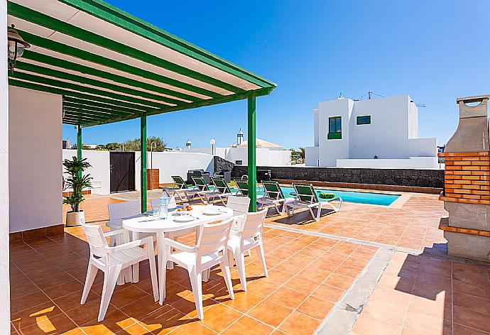 Terrace area with BBQ . - Villa Costa Papagayo 5 . (Galleria fotografica) }}