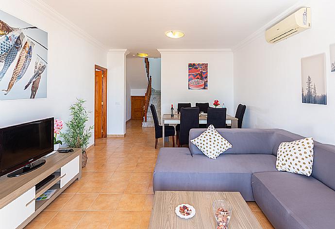 Living room with sofa, dining area, A/C, WiFi internet, satellite TV, and pool terrace access . - Villa Costa Papagayo 5 . (Galerie de photos) }}