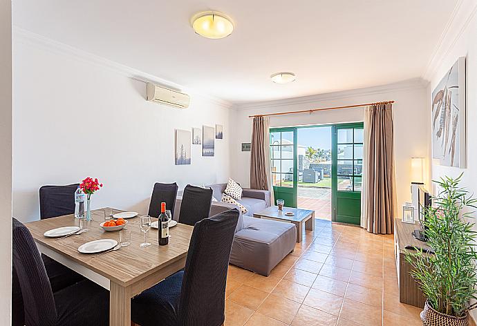 Living room with sofa, dining area, A/C, WiFi internet, satellite TV, and pool terrace access . - Villa Costa Papagayo 5 . (Galleria fotografica) }}