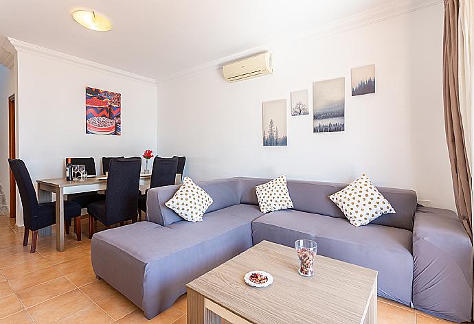 Living room with sofa, dining area, A/C, WiFi internet, satellite TV, and pool terrace access . - Villa Costa Papagayo 5 . (Galleria fotografica) }}